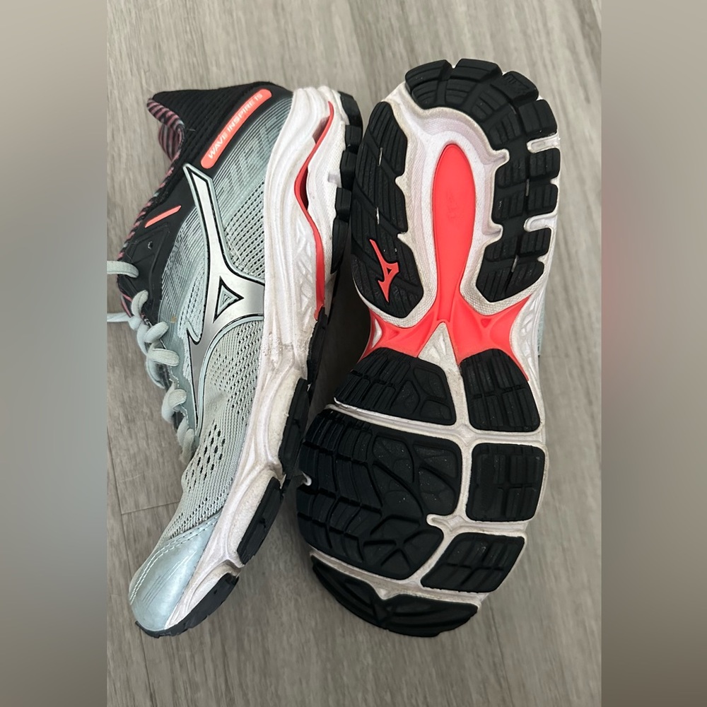 Mizuno wave inspire size 8 women’s
